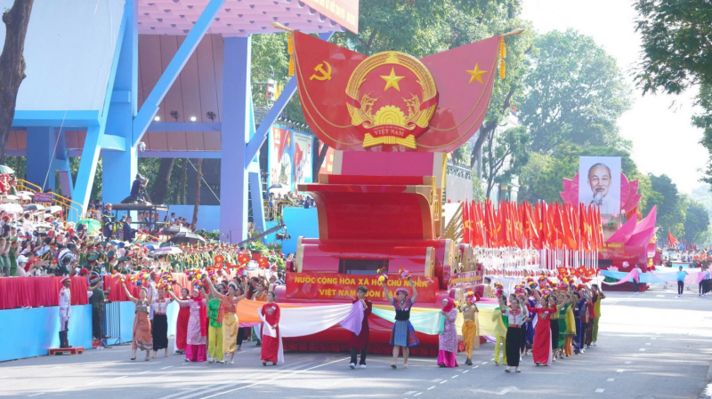 Khối Quốc huy và ảnh Bác Hồ đi qua lễ đài tại Lễ Tổng duyệt cấp Nhà nước Lễ kỷ niệm 50 năm giải phóng miền Nam, thống nhất đất nước. Ảnh: Báo Tin tức và Dân tộc