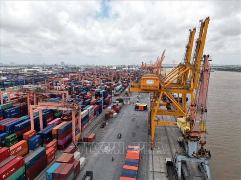 Bốc xếp container hàng hóa tại Cảng Hải Phòng. Ảnh: Tuấn Anh/TTXVN