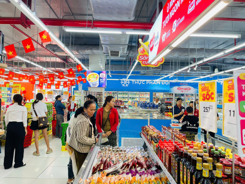 Khách hàng mua sắm tại siêu thị dịp lễ 30-4