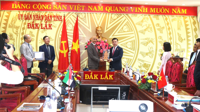 Lãnh đạo tỉnh và lãnh đạo đoàn công tác AUE cùng trao quà tặng lưu niệm