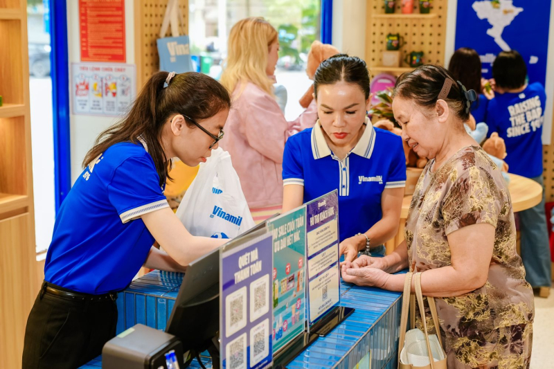 Vinamilk mở các cửa hàng theo nhận diện thương hiệu mới trên cả nước. Ảnh: Vi Nam