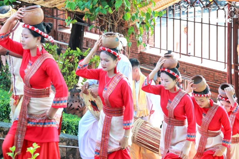Các thiếu nữ Chăm trong Rước Nước ở Giếng Phật đã bước vào khu Mandapa