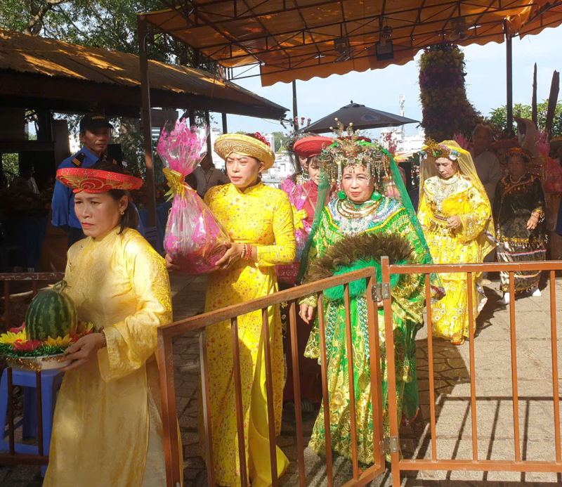 Đoàn hầu Bà chỉn chu lộng lẫy tham dự lễ hội
