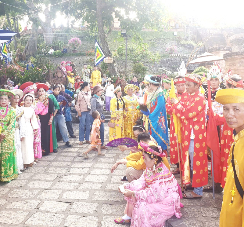 Lễ hội Tháp Bà Ponagar với đa sắc màu lễ phục văn hóa dân gian của nhiều dân tộc anh em.