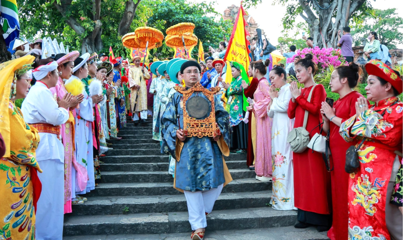 Nghi lễ Nghinh kiệu Bà- hàng ngàn người lễ phục truyền thống lộng lẫy diễu hành từ tháp chính qua cung đường dọc kè cầu Xóm Bóng để đến bàn thiết lễ cầu siêu, thả hoa đăng dưới chân Đồi Cù Lao