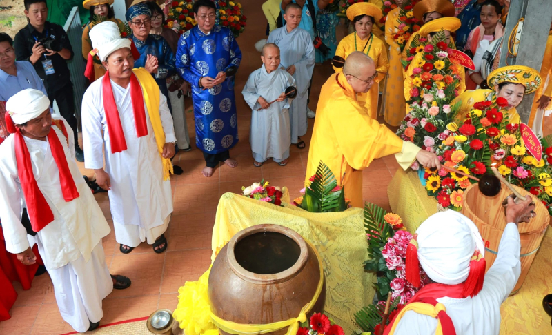 Nghi lễ xin nước từ Giếng Phật, chùa Hải Ấn.