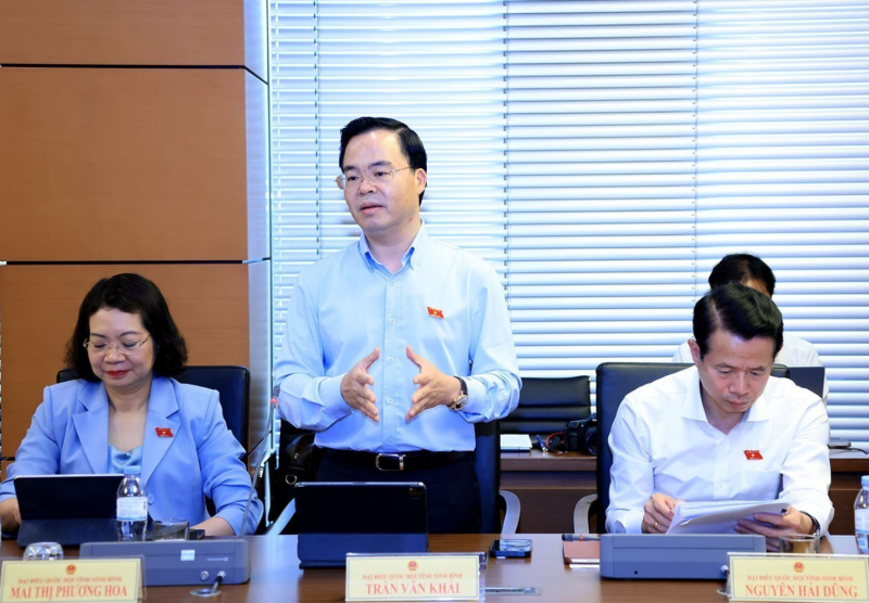 TS Trần Văn Khải, Phó Chủ nhiệm Ủy ban Khoa học, Công nghệ và Môi trường, đại biểu Quốc hội tỉnh Ninh Bình phát biểu tại phiên thảo luận ở tổ. Ảnh: Tuấn Anh/TTXVN