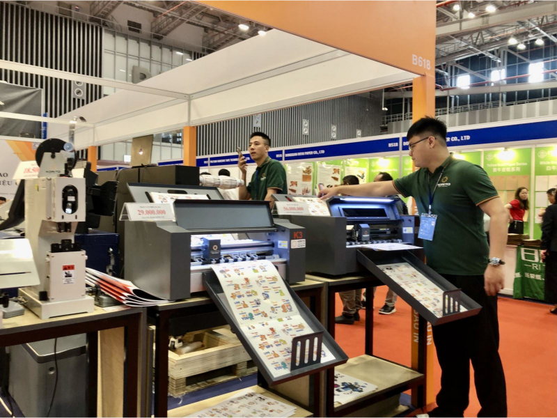 Nhiều máy móc, thiết bị tự động hóa đang được áp dụng vào các khâu sản xuất công nghiệp. Ảnh: Mỹ Phương/TTXVN.