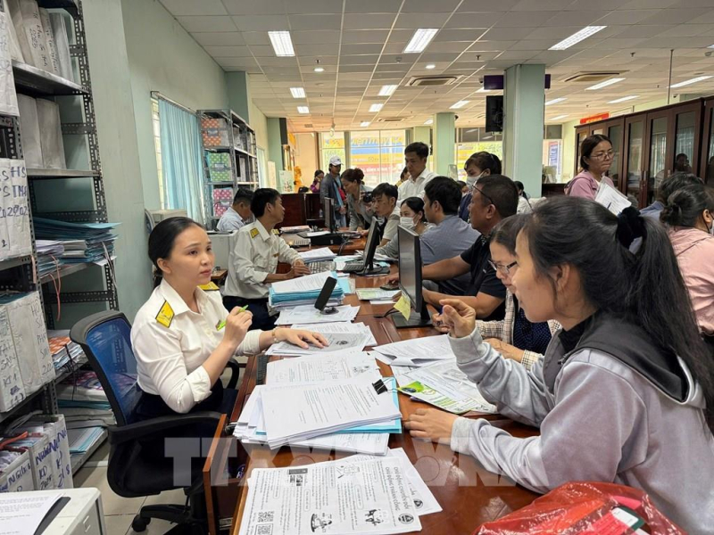 Danh sách cho thấy nhiều doanh nghiệp nợ thuế với số tiền đặc biệt lớn. Ảnh TTXVN