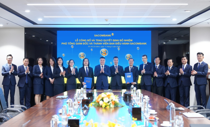 Lãnh đạo Hội đồng quản trị và Ban điều hành SACOMBANK chúc mừng 3 lãnh đạo mới được bổ nhiệm
