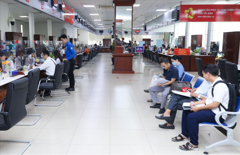 Người dân đến làm thủ tục tại Trung tâm phục vụ Hành chính công tỉnh Tây Ninh. Ảnh: Thành Phuơng/TTXVN
