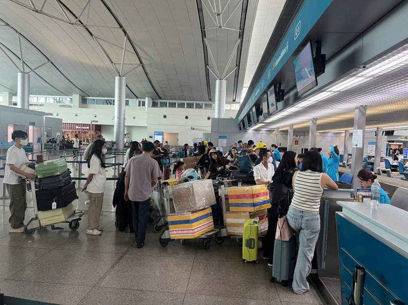 Người dân làm thủ tục check in tại sân bay Tân Sơn Nhất, TP Hồ Chí Minh. Ảnh minh họa: Hoàng Tuyết/Báo Tin tức và Dân tộc