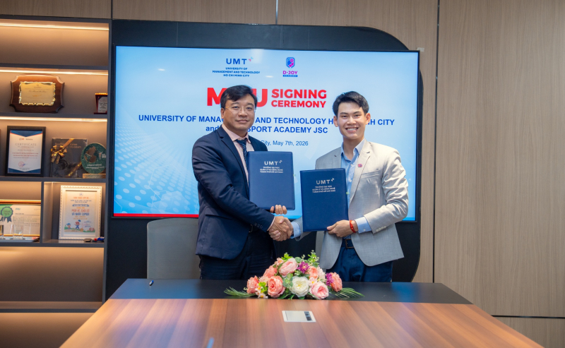 Ông Đặng Quang Anh - Chủ tịch D-Joy (bên phải) và TS. Nguyễn Cảnh Tuấn - Phó Hiệu trưởng UMT (bên trái) thực hiện nghi thức ký kết.
