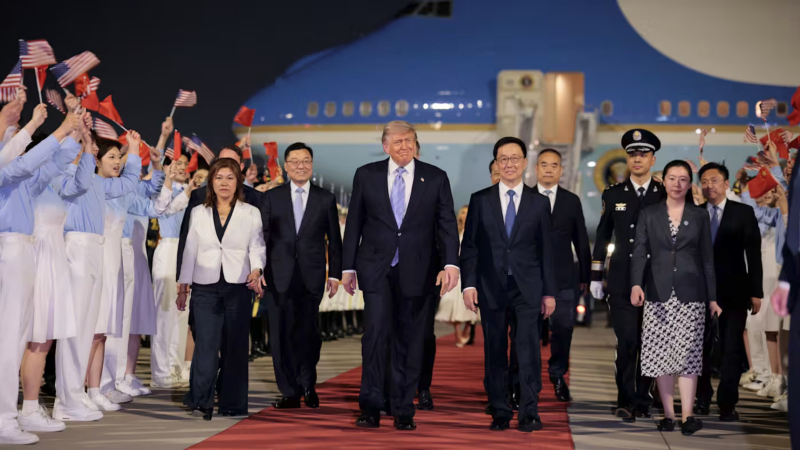 Tổng thống Mỹ Donald Trump được chào đón khi đến Bắc Kinh hôm thứ Tư. Ảnh: FT