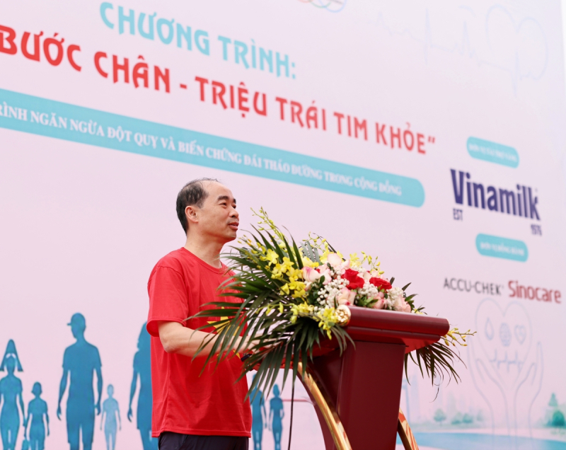 TS. BS. Nguyễn Đình Hưng – Phó giám đốc Sở Y tế Hà Nội – phát biểu tại chương trình “Ngàn bước chân – Triệu trái tim khỏe”. Ảnh: VN 