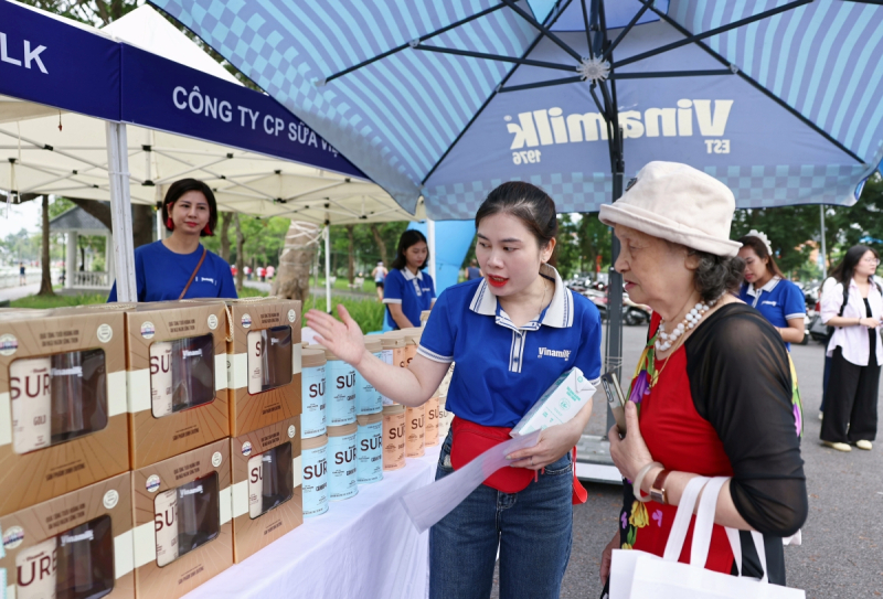  Khu vực tư vấn dinh dưỡng của Vinamilk Sure thu hút đông đảo người tiêu dùng đến lắng nghe các chia sẻ về chăm sóc sức khỏe chủ động cũng như dùng thử các sản phẩm dinh dưỡng. Ảnh: VN