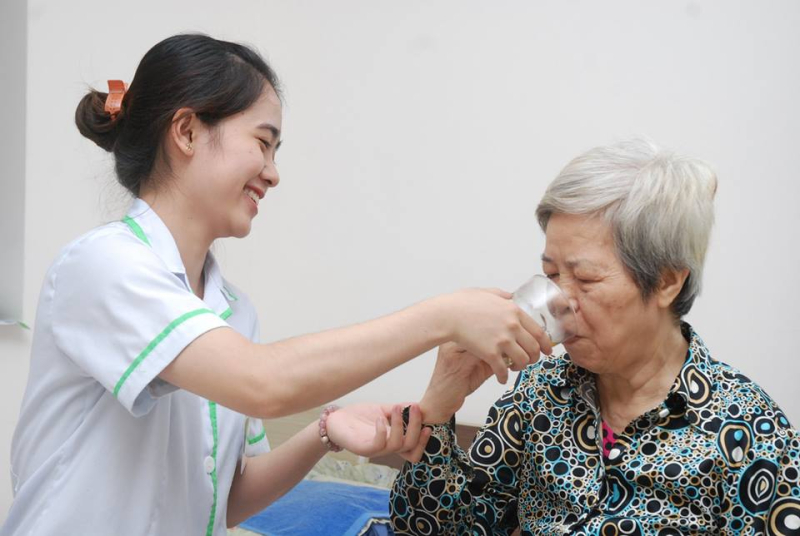 Chấp nhận việc con cái thuê người chăm sóc cũng là một cách yêu thương, hiếu thảo. Ảnh: Internet