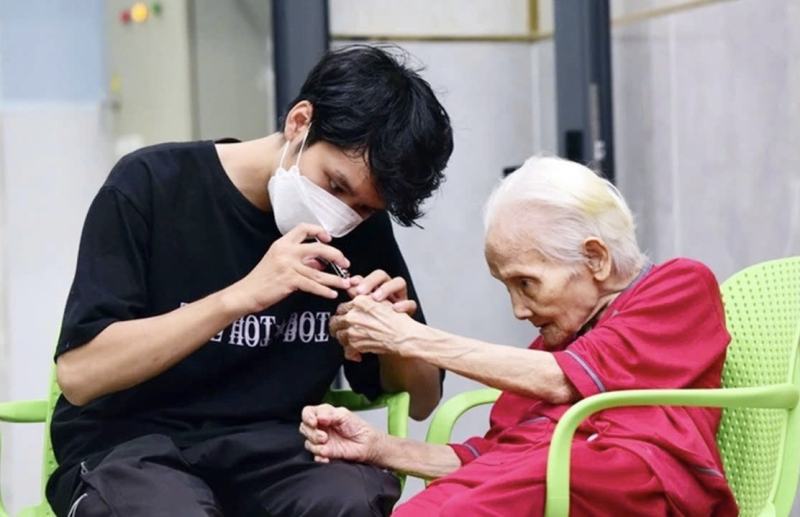 Sự đứt gãy của mô hình gia đình truyền thống trong bối cảnh hệ thống an sinh  cho người già chưa đủ mạnh để thay thế. Ảnh: Internet