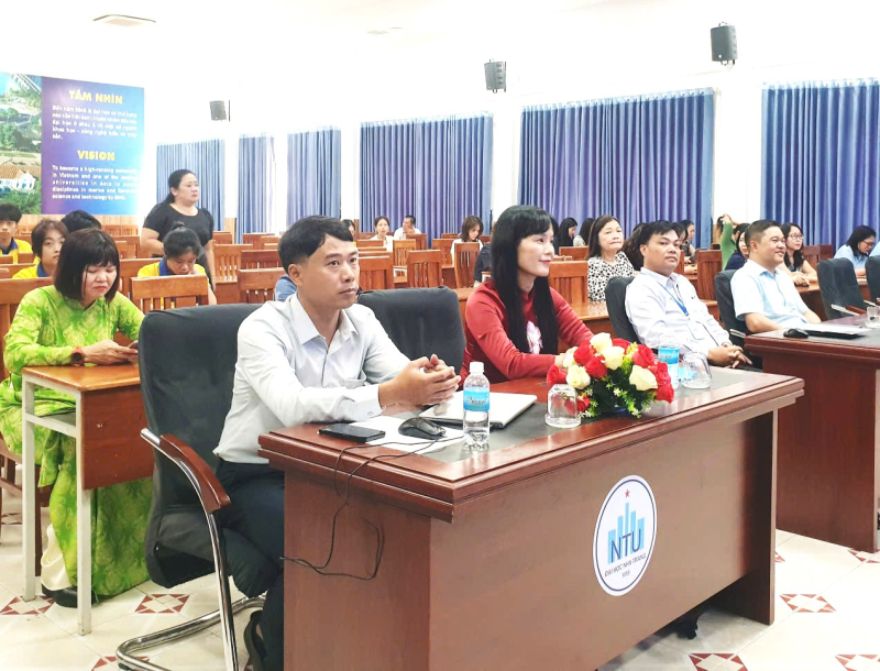 Nhiều tiến sĩ, thạc sĩ, giảng viên chính các trường đại học tham gia tọa đàm