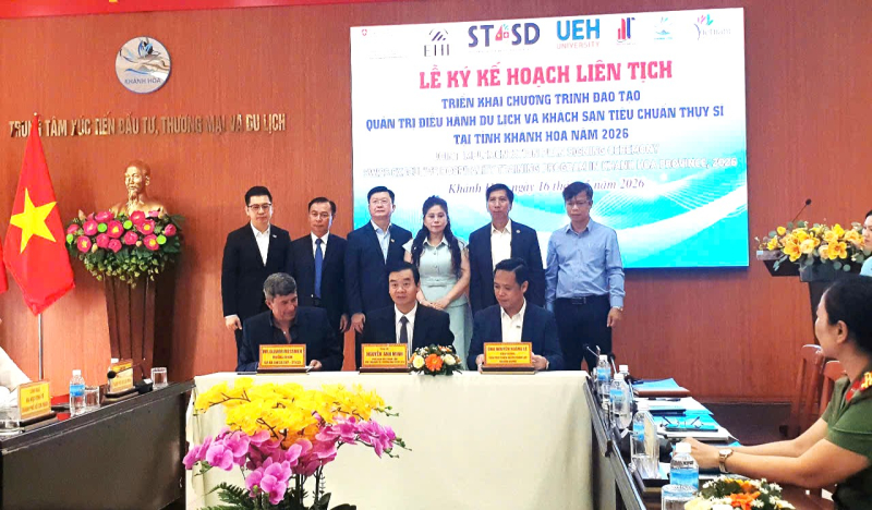 Lễ ký kết hợp tác đào tạo diễn ra trước sự chưng kiến của lãnh đạo các đơn vị phối hợp thực hiện và lãnh đạo các đơn vị liên đới