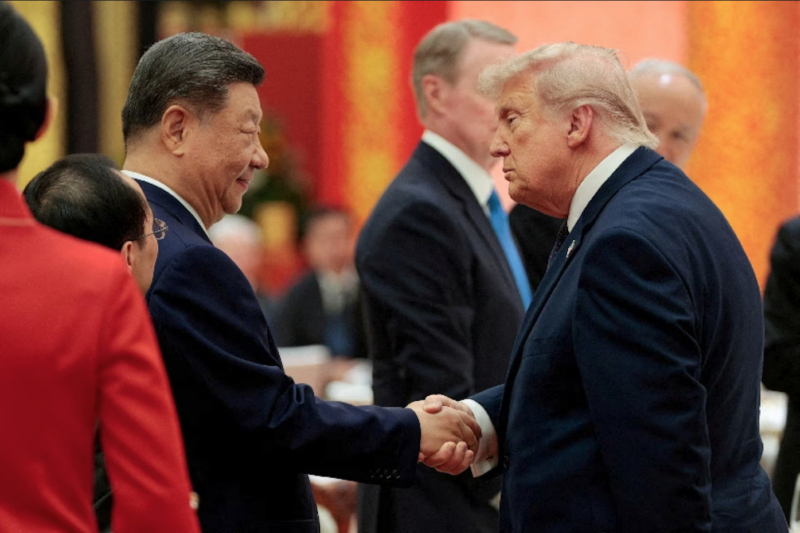 Chủ tịch Trung Quốc Tập Cận Bình và Tổng thống Mỹ Donald Trump bắt tay tại một buổi tiệc chiêu đãi cấp nhà nước tại Đại lễ đường Nhân dân ở Bắc Kinh, Trung Quốc, ngày 14 tháng 5 năm 2026. Ảnh: REUTERS