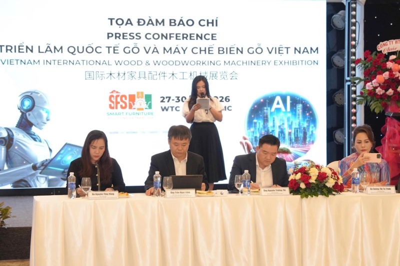 Từ trái qua: Bà Nguyễn Thúy Hằng, ông Trần Ngọc Liêm, ông Nguyễn Trường Thi, bà Dương Thị Tú Trinh, ông William Pang