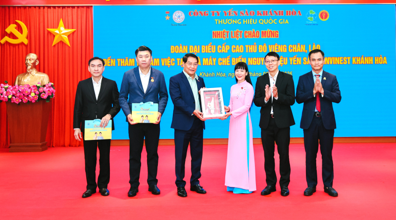 Bà Trịnh Thị Hồng Vân- Chủ tịch HĐTV Công ty Yến sào Khánh Hòa đã đại diện trao tặng quà lưu niệm đại diện Đoàn lãnh đạo cấp cao Lào