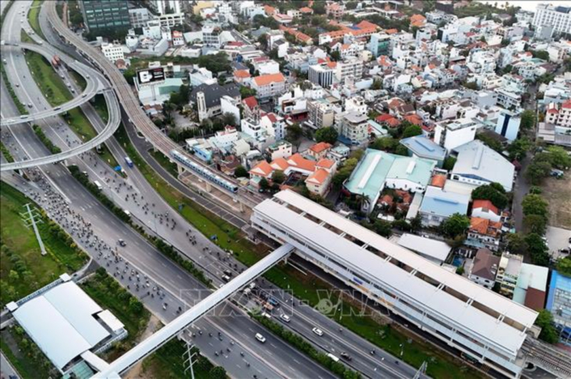 Tàu metro vào ga Rạch Chiếc, tuyến số 1 Bến Thành - Suối Tiên. Ảnh: Hồng Đạt/TTXVN