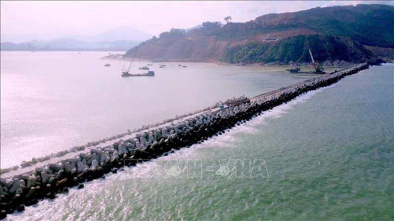 Dự án Bến cảng Liên Chiểu và tuyến đường ven biển kết nối cảng tại phường Hải Vân (thành phố Đà Nẵng) bước vào giai đoạn hoàn thiện. Ảnh: Khoa Chương/TTXVN