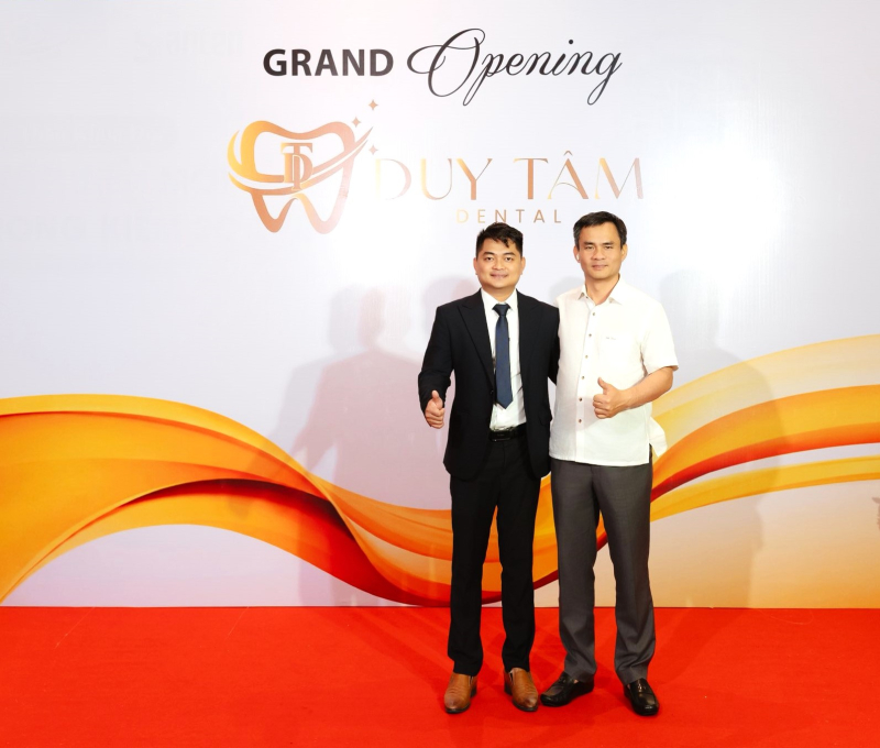 Ông Nguyễn Thanh Hải, Chủ tịch hội Doanh Nhân trẻ Khánh Hòa (phải) mục sở thị cơ sở thẩm mỹ của Bác sĩ nha khoa Nguyễn Lương Duy- Doanh nhân trẻ đạt danh hiệu ở TOP 10 năm nay