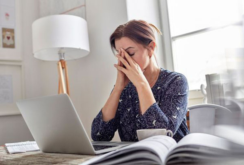 Nếu thấy đang mang quá nhiều áp lực vô hình, hãy tạm thời buông xuống và học cách chữa lành. Ảnh: Internet