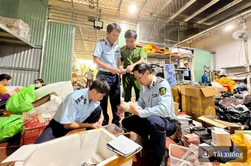 Lực lượng chức năng phối hợp kiểm tra, xử lý vi phạm tại cơ sở kinh doanh online. Ảnh minh họa