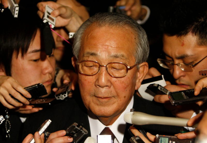 Kazuo Inamori phát biểu trước các phóng viên. Ảnh: Reuters