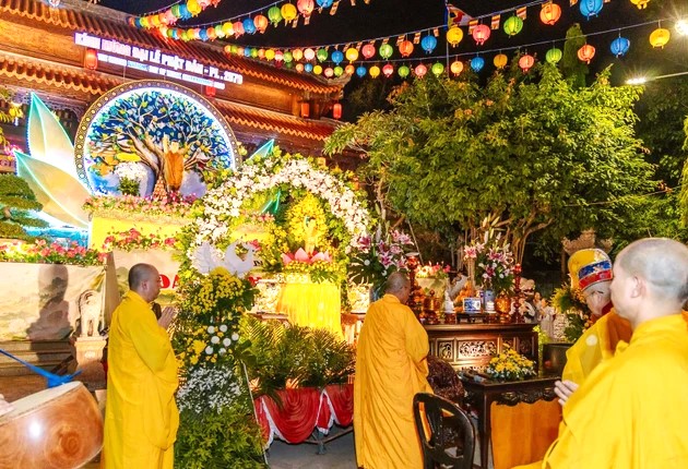 Lễ đài Kính mừng Đại lễ Phật Đản tôn nghiêm và rực rỡ tại chùa Long Sơn, Khánh Hòa