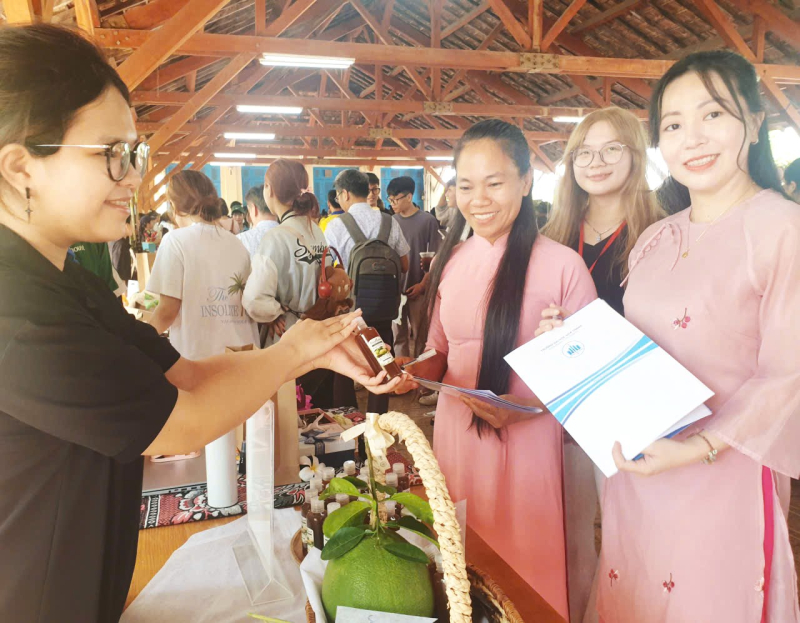 Sinh viên giới thiệu sản phẩm dầu gội thiên nhiên từ tinh dầu bưởi với các thành viên ban giám khảo