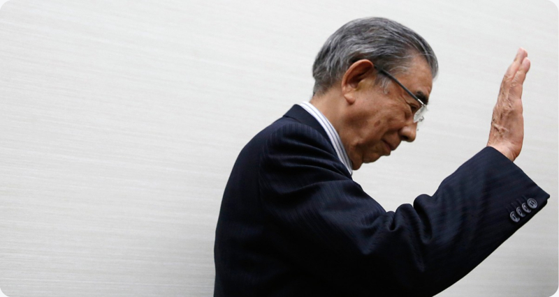 Ông Toshifumi Suzuki vẫy tay khi rời khỏi cuộc họp báo ở Tokyo, Nhật Bản vào ngày 7/4/2016. Ảnh: Reuters