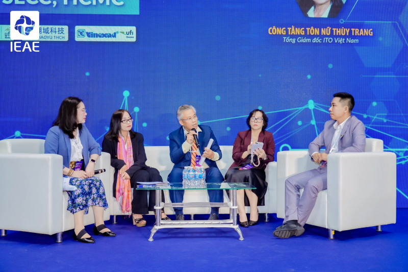 Các diễn giả tại phiên thảo luận. Ảnh BTC