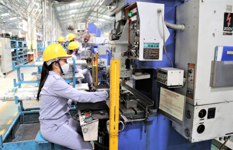 Nữ công nhân vận hành máy đột - dập 15 tấn. Ảnh: Thaco