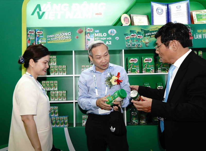 Đại biểu tham quan gian hàng của Nestlé MILO tại Triển lãm quốc tế ngành sữa 2026.