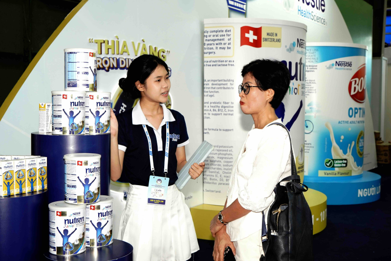 Khách tham quan tìm hiểu thông tin về sản phẩm tại gian hàng Nestlé Health Science.