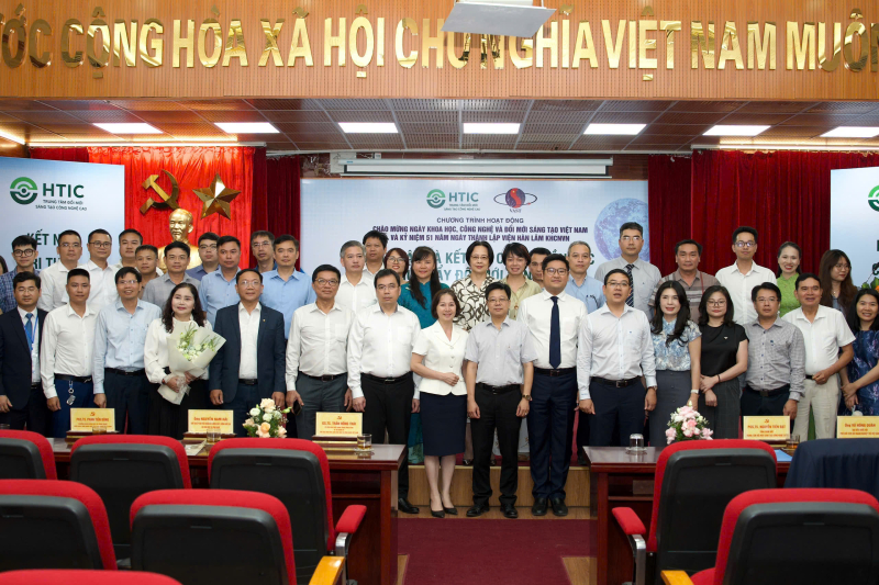 Các đại biểu chụp hinh lưu niệm