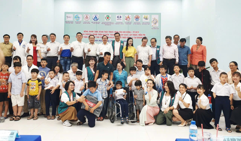 Những tấm lòng vàng chung tay thực hiện chương trình lưu niệm cùng các em