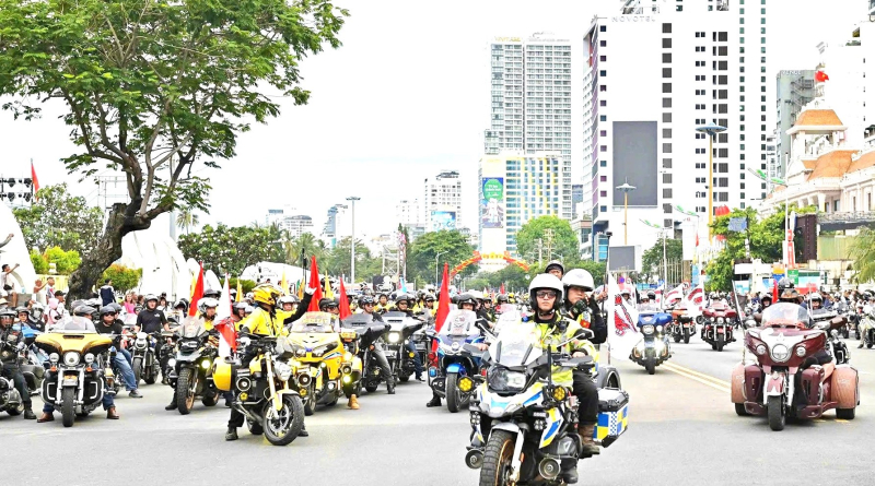 1.200 mô tô tập kết Tháp Trầm Hương trước giờ diễu hành