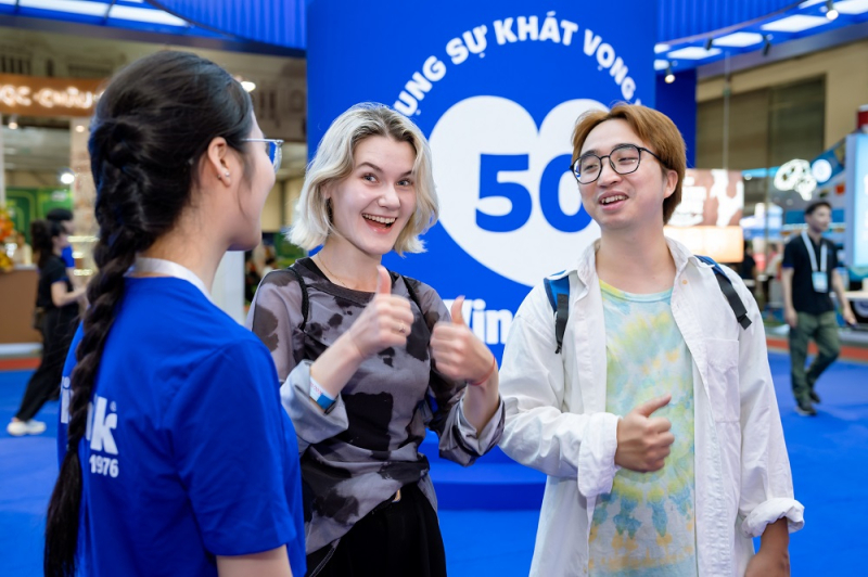 Anh Giang bày tỏ sự ấn tượng khi tham quan gian hàng Vinamilk tại chuỗi triển lãm chuyên ngành sữa 2026. Ảnh: Duy Cường. 