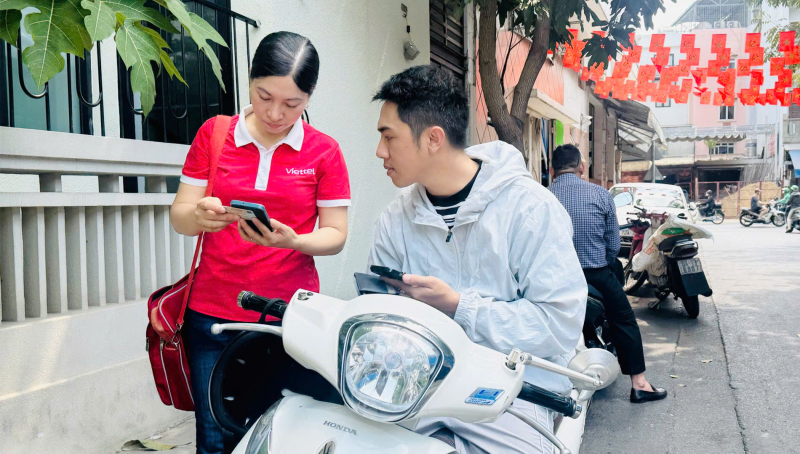 Người dân được Viettel hỗ trợ cập nhật và xác thực thông tin thuê bao nhanh chóng