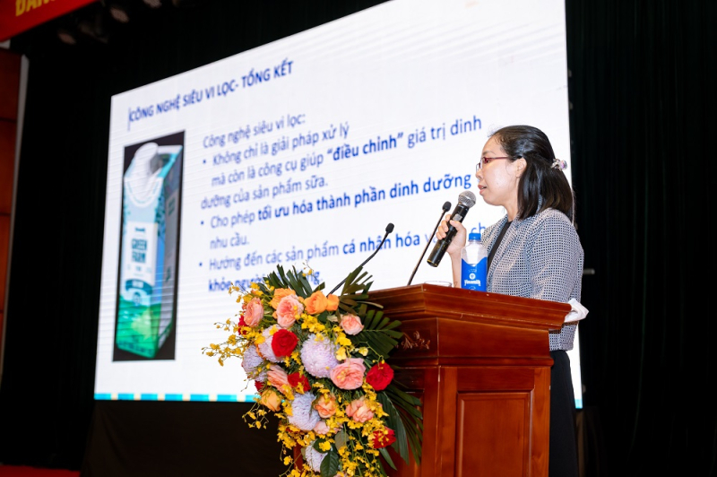 Bà Nguyễn Thị Nga – Trưởng bộ phận Quản lý nguồn sữa tươi nguyên liệu Vinamilk chia sẻ về chuyển đổi xanh trong chăn nuôi bò sữa. Ảnh: Duy Cường