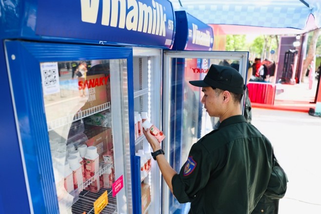 Những sản phẩm dinh dưỡng mát lành của Vinamik đã góp phần giúp các lực lượng phục vụ chương trình giải khát và tiếp thêm năng lượng. Ảnh: Vi Nam