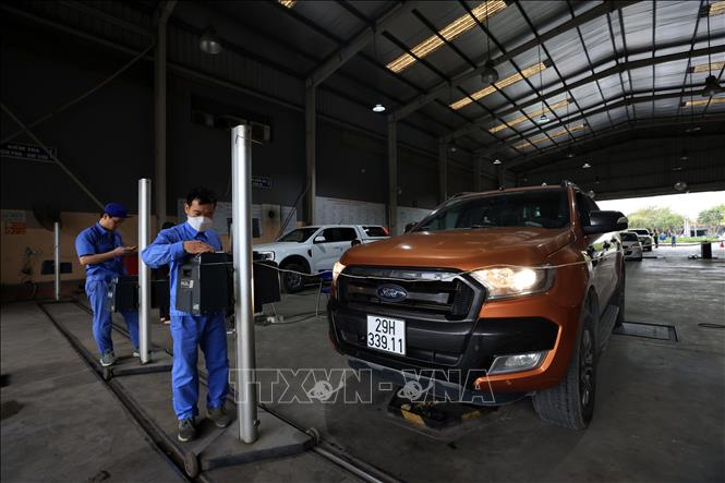 Đăng kiểm viên kiểm tra độ chiếu sáng của phương tiện đến đăng kiểm. Ảnh minh họa: Tuấn Anh/TTXVN