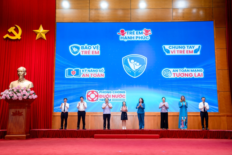  Các đại biểu thực hiện nghi thức phát động Tháng hành động vì trẻ em Việt Nam năm 2026. Ảnh: VN. 