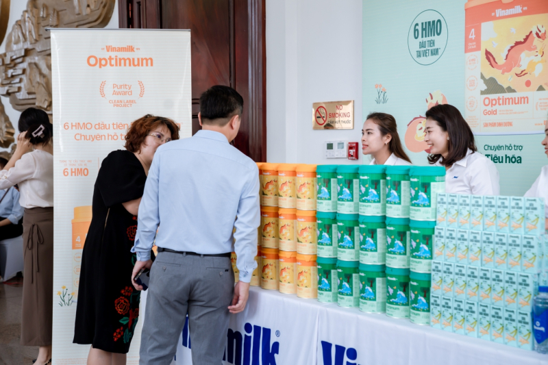 Các sản phẩm từ Vinamilk và Optimum đồng hành cùng Lễ phát động Tháng hành động vì trẻ em 2026. Ảnh: VN.  